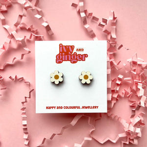 Midi daisy stud earrings white